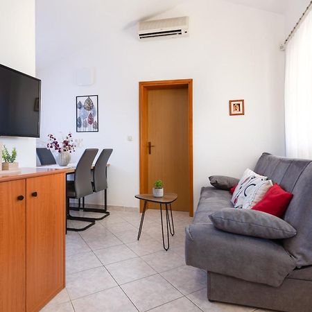 Villa Livia With Three Nice Apartments, Swimming Pool, Childrens Playground, Barbecue And Free Parking Ližnjan エクステリア 写真