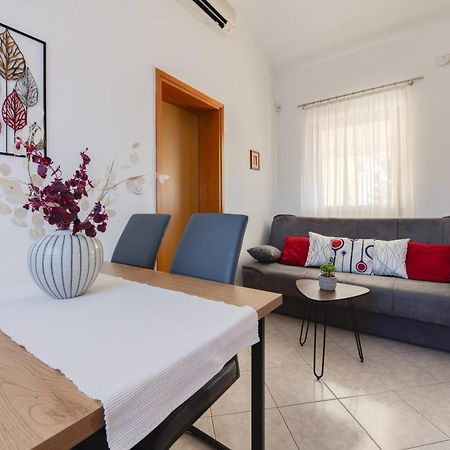 Villa Livia With Three Nice Apartments, Swimming Pool, Childrens Playground, Barbecue And Free Parking Ližnjan エクステリア 写真
