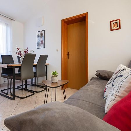 Villa Livia With Three Nice Apartments, Swimming Pool, Childrens Playground, Barbecue And Free Parking Ližnjan エクステリア 写真