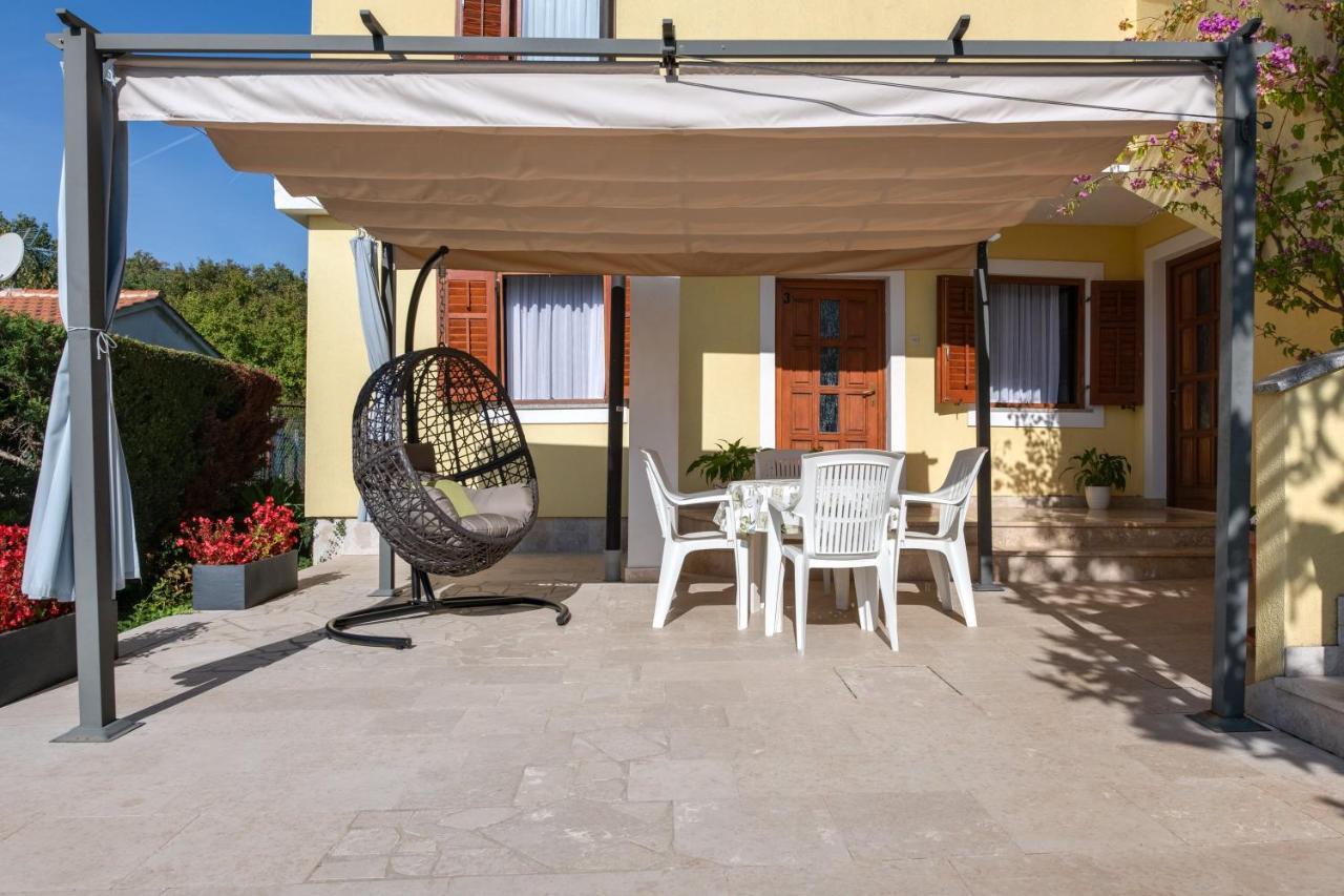 Villa Livia With Three Nice Apartments, Swimming Pool, Childrens Playground, Barbecue And Free Parking Ližnjan エクステリア 写真