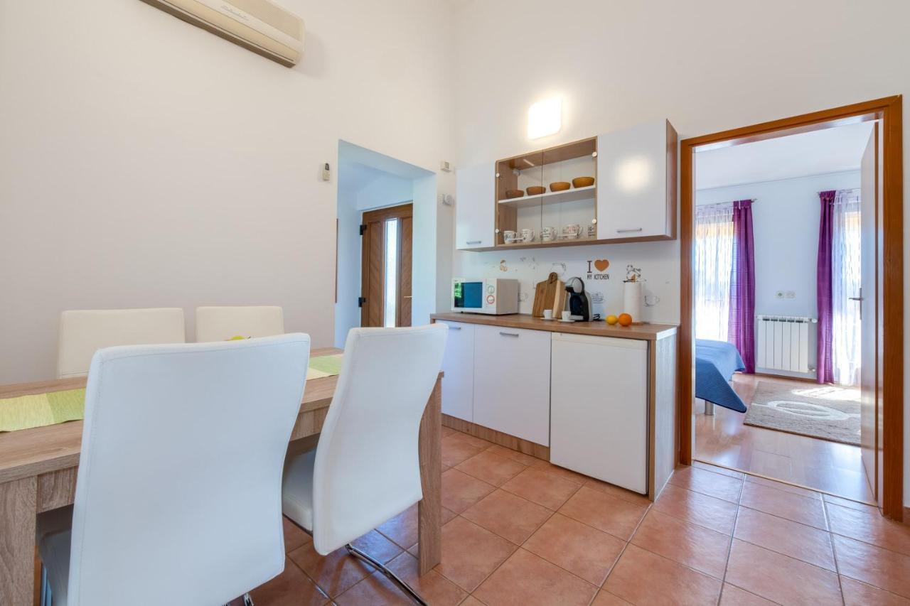 Villa Livia With Three Nice Apartments, Swimming Pool, Childrens Playground, Barbecue And Free Parking Ližnjan エクステリア 写真