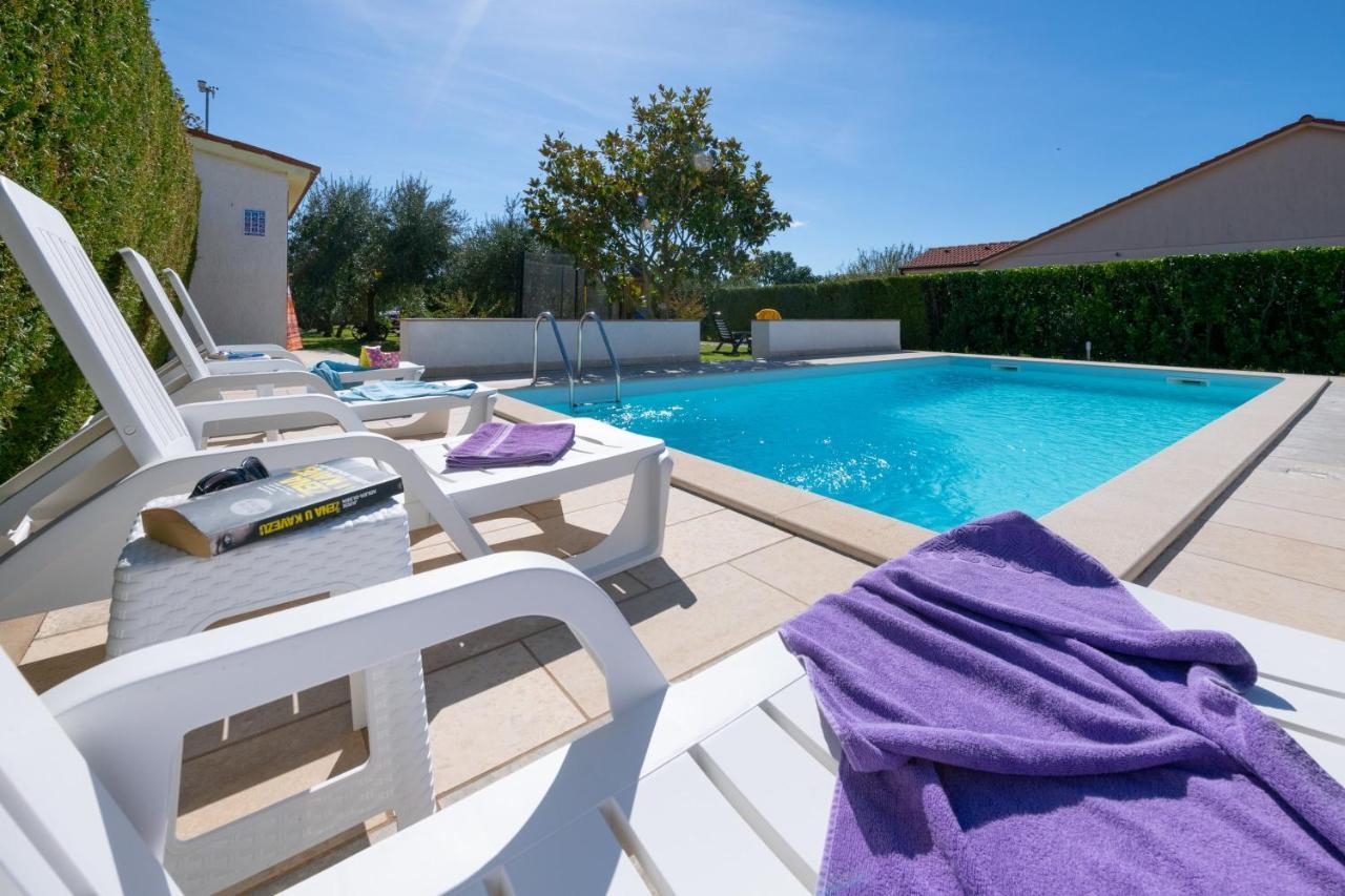 Villa Livia With Three Nice Apartments, Swimming Pool, Childrens Playground, Barbecue And Free Parking Ližnjan エクステリア 写真