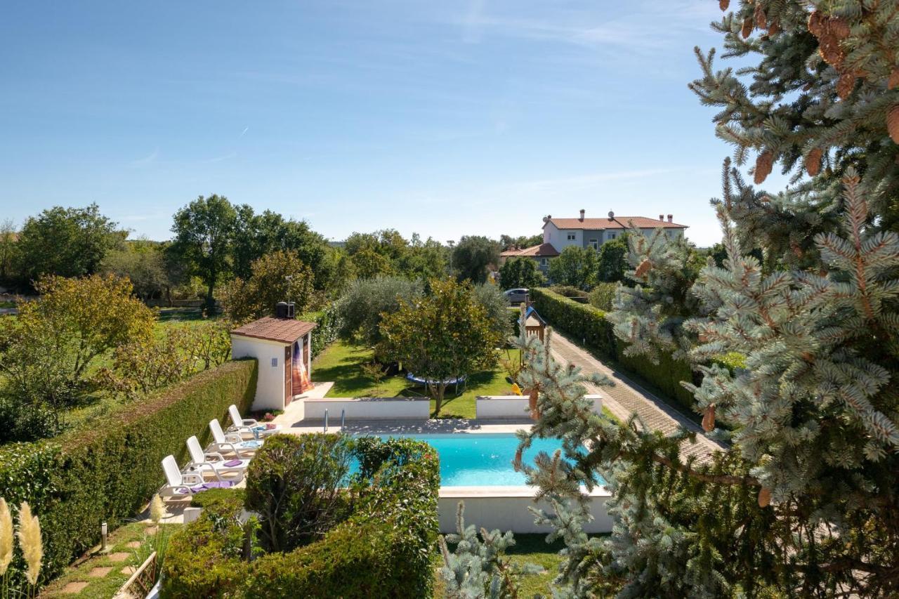 Villa Livia With Three Nice Apartments, Swimming Pool, Childrens Playground, Barbecue And Free Parking Ližnjan エクステリア 写真