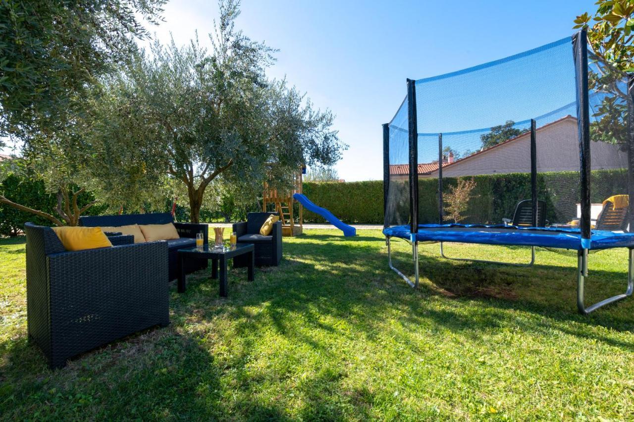 Villa Livia With Three Nice Apartments, Swimming Pool, Childrens Playground, Barbecue And Free Parking Ližnjan エクステリア 写真