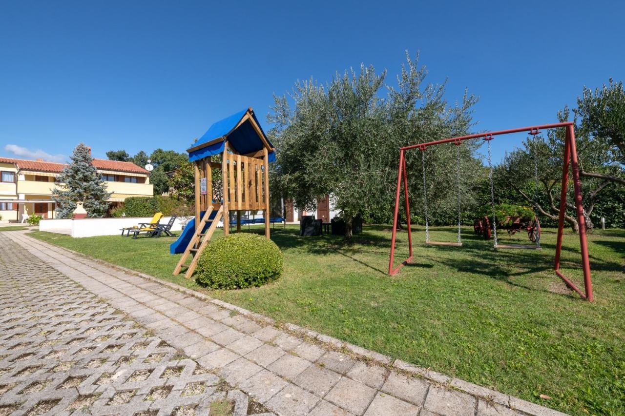 Villa Livia With Three Nice Apartments, Swimming Pool, Childrens Playground, Barbecue And Free Parking Ližnjan エクステリア 写真