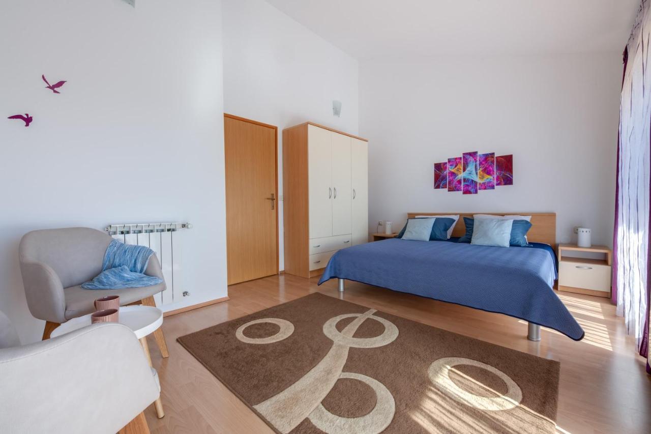 Villa Livia With Three Nice Apartments, Swimming Pool, Childrens Playground, Barbecue And Free Parking Ližnjan エクステリア 写真