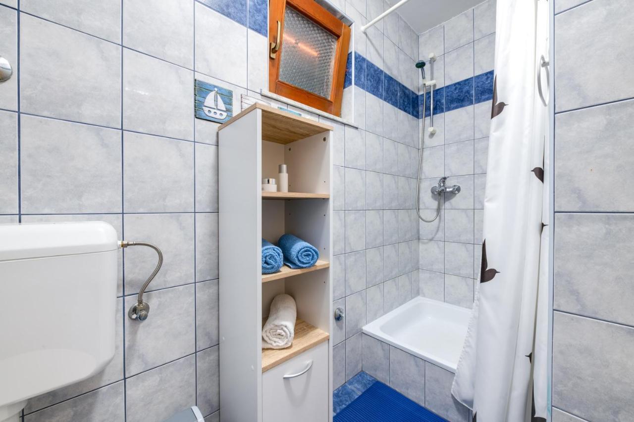 Villa Livia With Three Nice Apartments, Swimming Pool, Childrens Playground, Barbecue And Free Parking Ližnjan エクステリア 写真