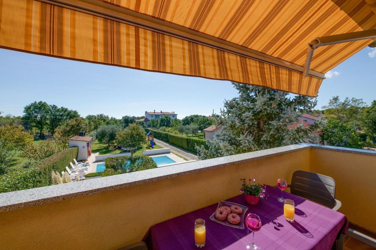 Villa Livia With Three Nice Apartments, Swimming Pool, Childrens Playground, Barbecue And Free Parking Ližnjan エクステリア 写真