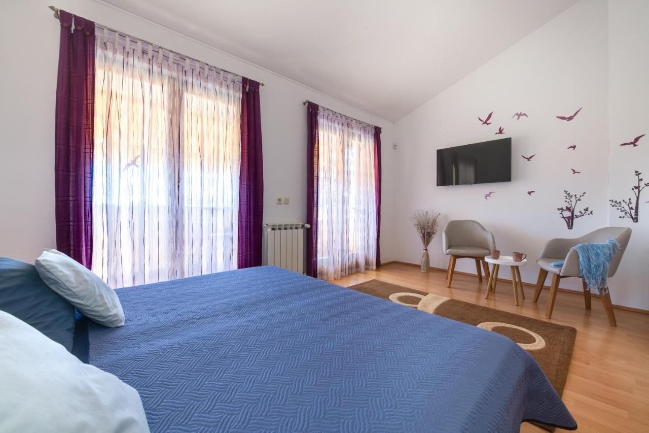 Villa Livia With Three Nice Apartments, Swimming Pool, Childrens Playground, Barbecue And Free Parking Ližnjan エクステリア 写真