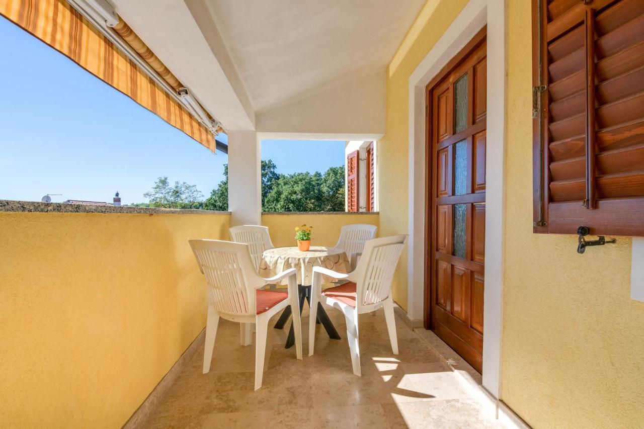 Villa Livia With Three Nice Apartments, Swimming Pool, Childrens Playground, Barbecue And Free Parking Ližnjan エクステリア 写真