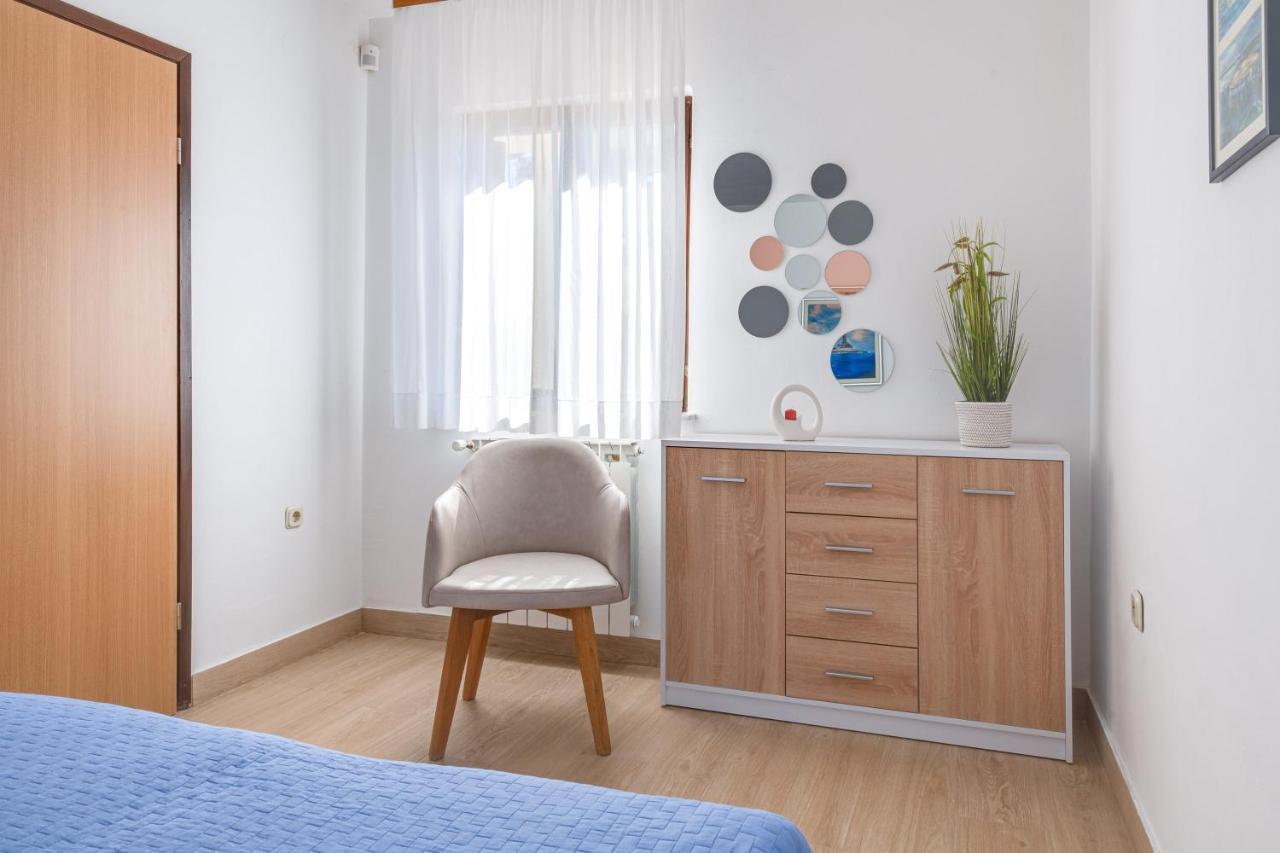 Villa Livia With Three Nice Apartments, Swimming Pool, Childrens Playground, Barbecue And Free Parking Ližnjan エクステリア 写真