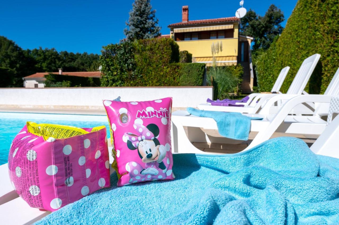Villa Livia With Three Nice Apartments, Swimming Pool, Childrens Playground, Barbecue And Free Parking Ližnjan エクステリア 写真
