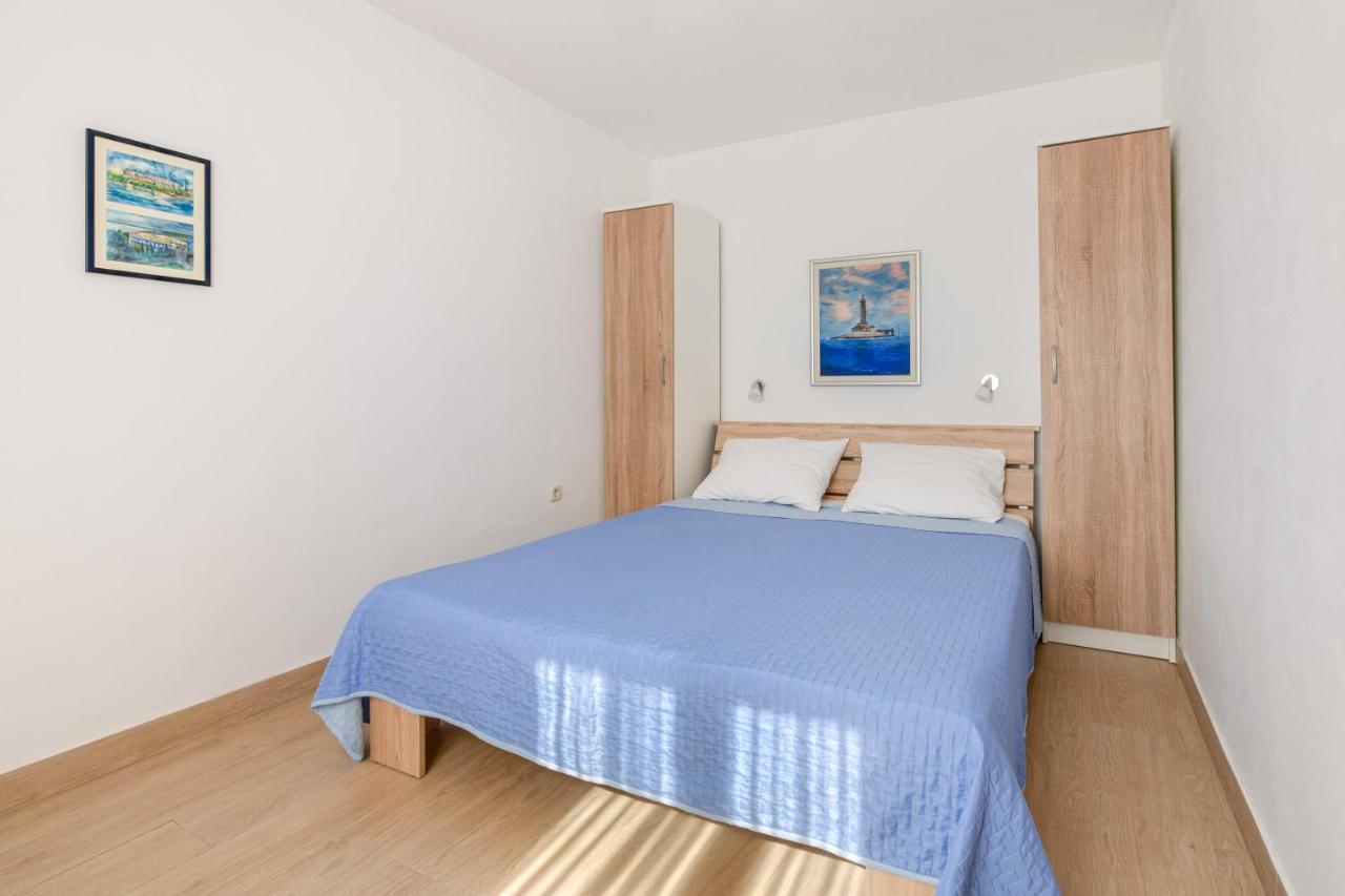 Villa Livia With Three Nice Apartments, Swimming Pool, Childrens Playground, Barbecue And Free Parking Ližnjan エクステリア 写真