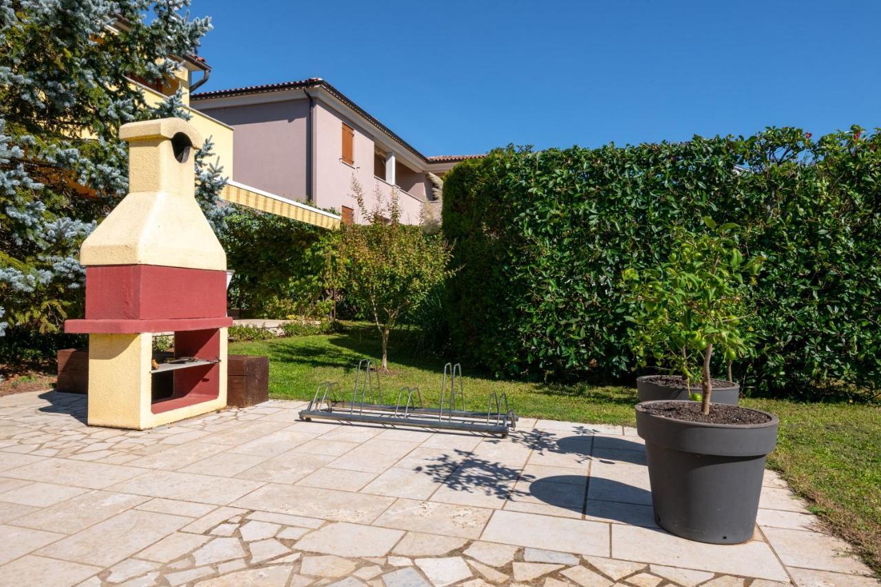 Villa Livia With Three Nice Apartments, Swimming Pool, Childrens Playground, Barbecue And Free Parking Ližnjan エクステリア 写真