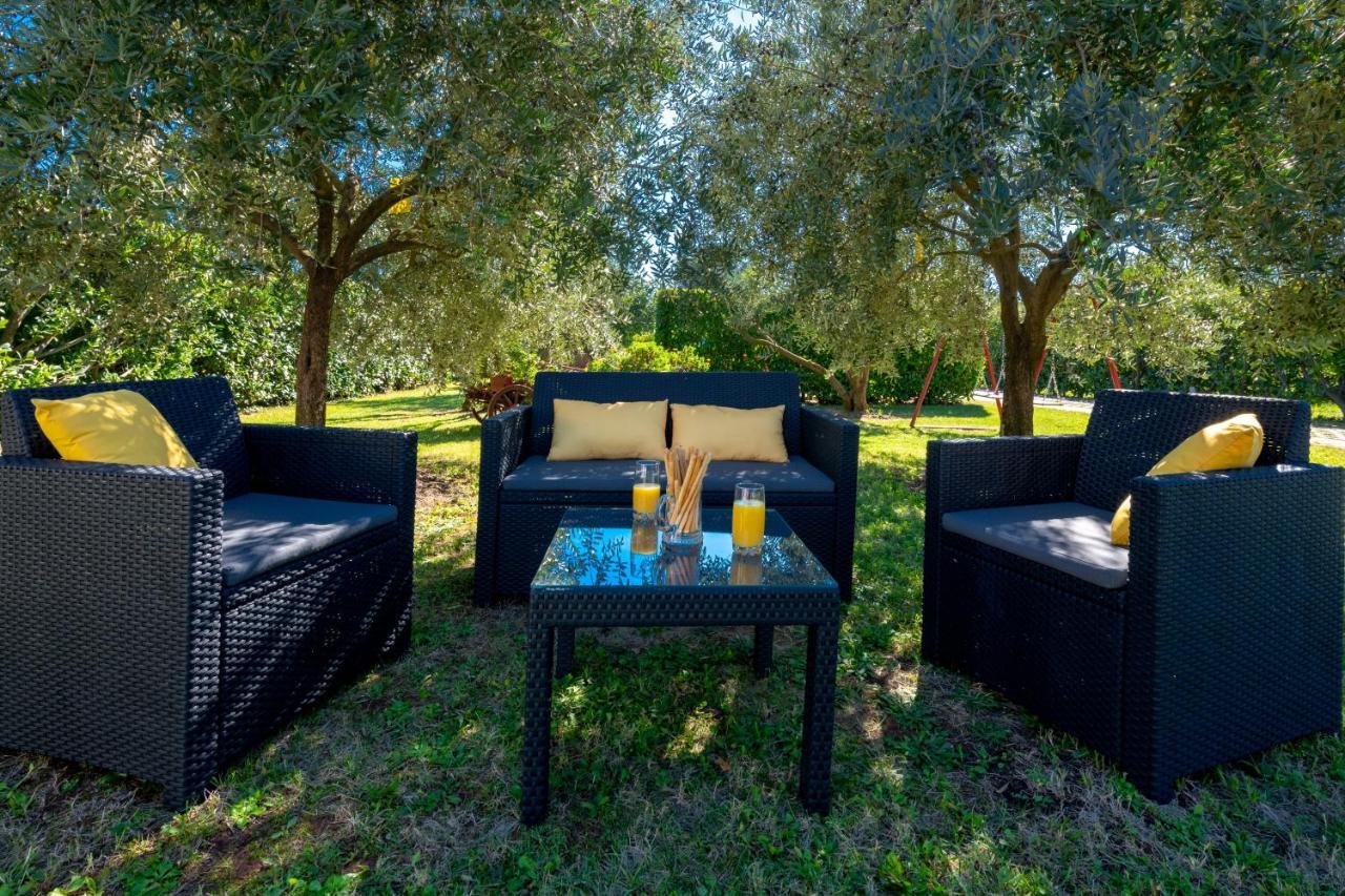 Villa Livia With Three Nice Apartments, Swimming Pool, Childrens Playground, Barbecue And Free Parking Ližnjan エクステリア 写真