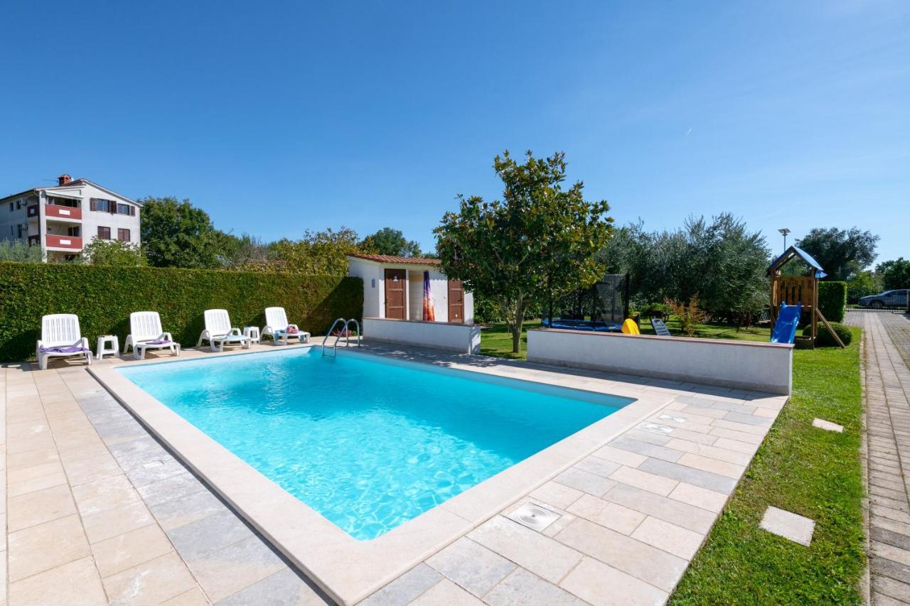 Villa Livia With Three Nice Apartments, Swimming Pool, Childrens Playground, Barbecue And Free Parking Ližnjan エクステリア 写真