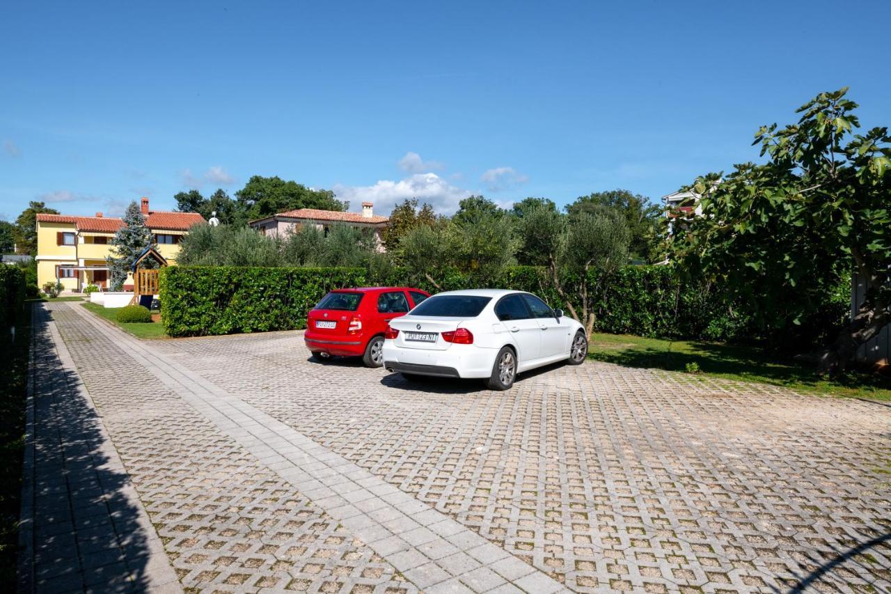 Villa Livia With Three Nice Apartments, Swimming Pool, Childrens Playground, Barbecue And Free Parking Ližnjan エクステリア 写真