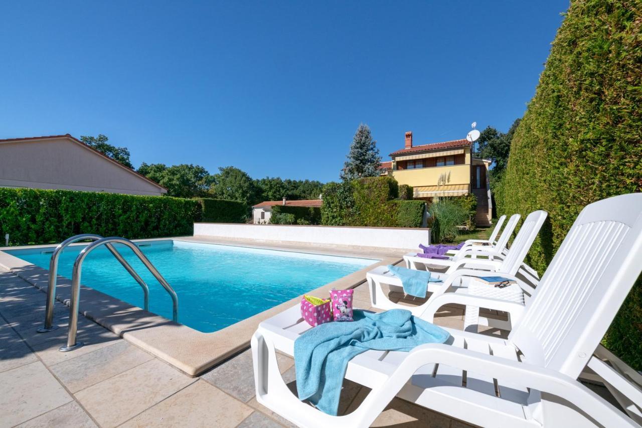 Villa Livia With Three Nice Apartments, Swimming Pool, Childrens Playground, Barbecue And Free Parking Ližnjan エクステリア 写真