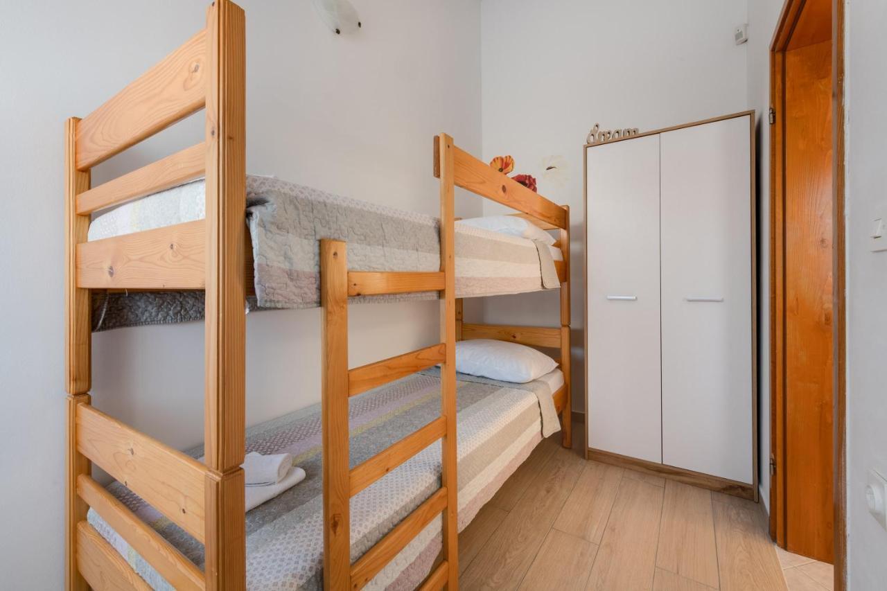 Villa Livia With Three Nice Apartments, Swimming Pool, Childrens Playground, Barbecue And Free Parking Ližnjan エクステリア 写真