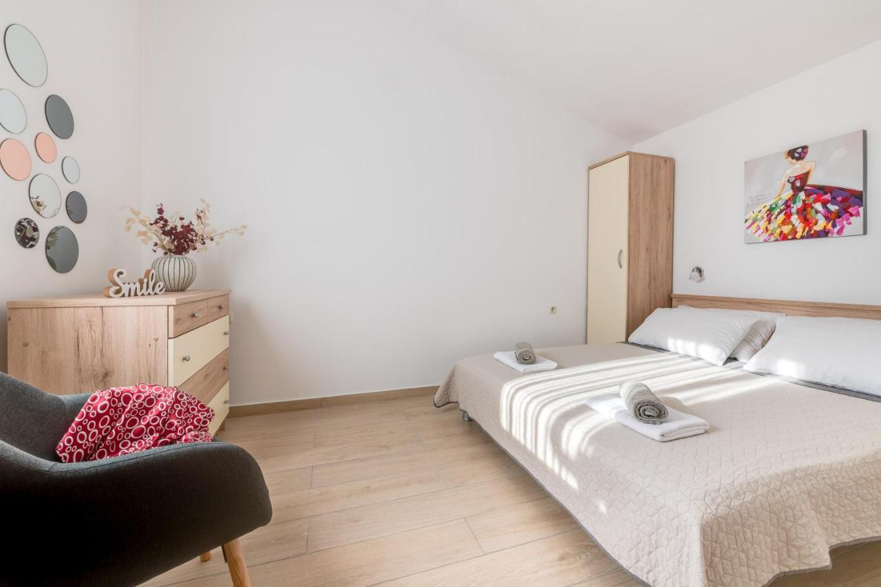 Villa Livia With Three Nice Apartments, Swimming Pool, Childrens Playground, Barbecue And Free Parking Ližnjan エクステリア 写真