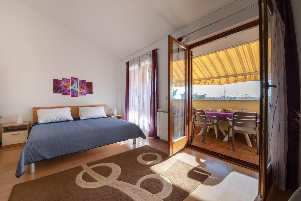 Villa Livia With Three Nice Apartments, Swimming Pool, Childrens Playground, Barbecue And Free Parking Ližnjan エクステリア 写真