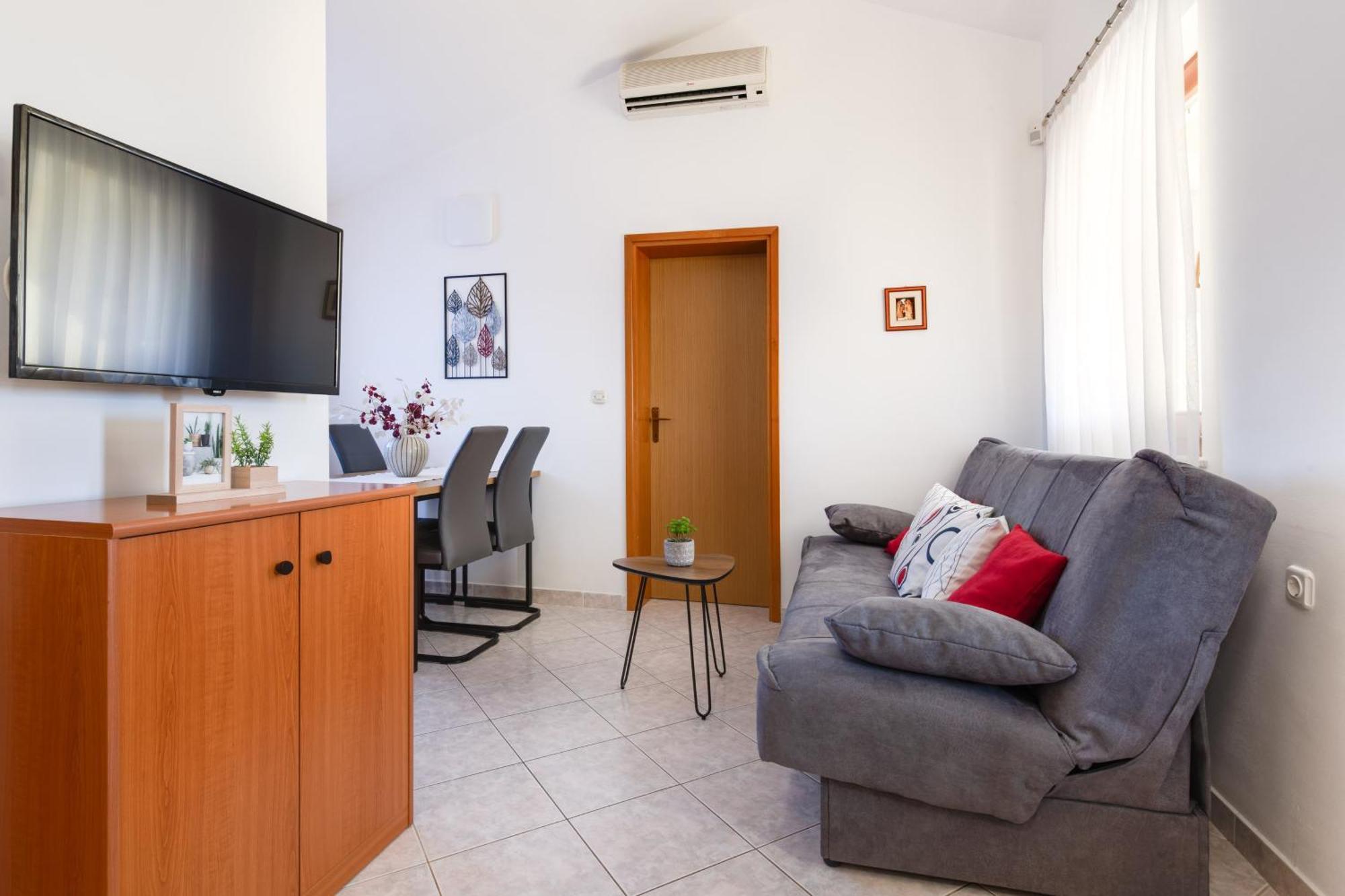 Villa Livia With Three Nice Apartments, Swimming Pool, Childrens Playground, Barbecue And Free Parking Ližnjan エクステリア 写真