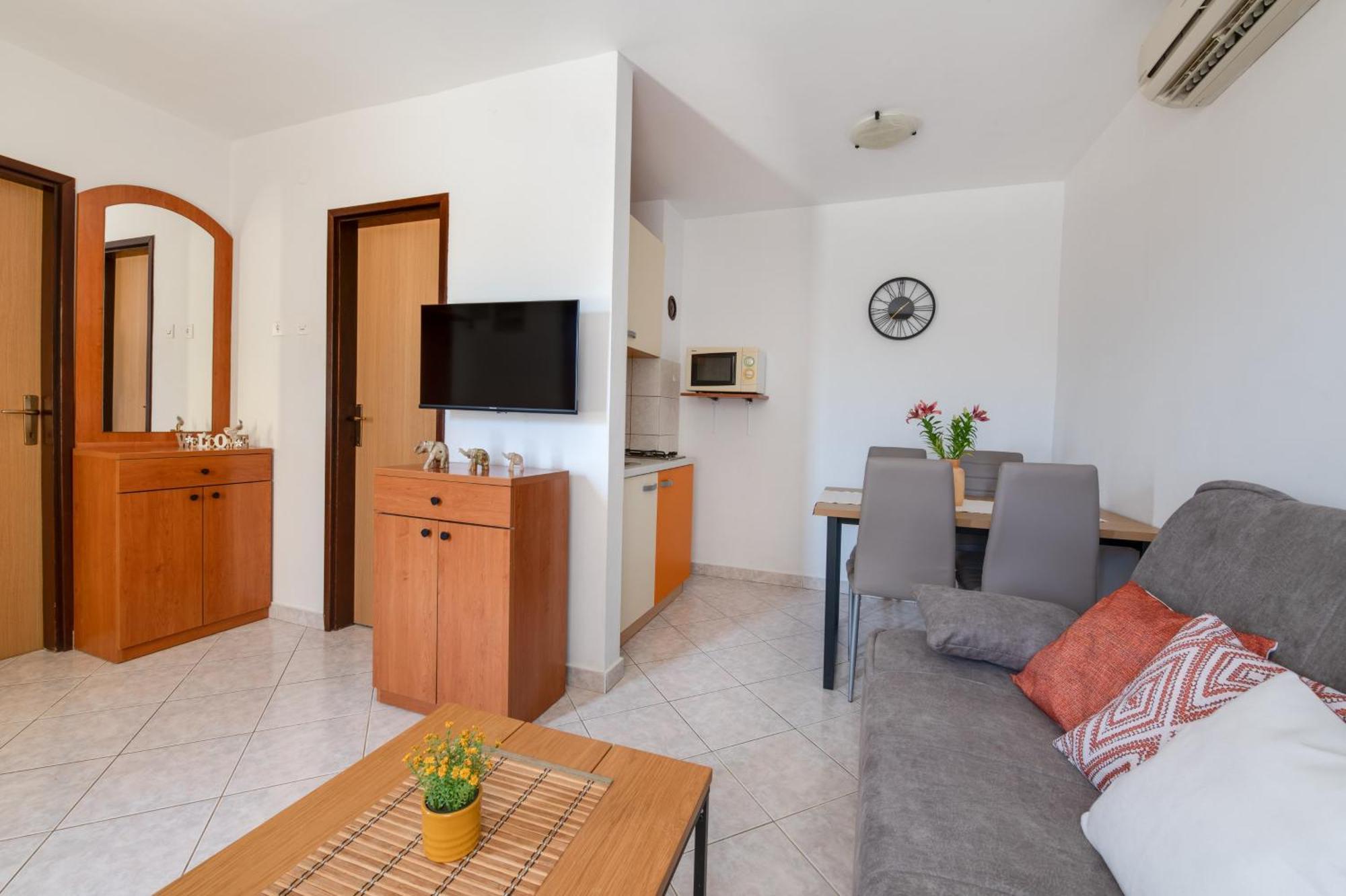 Villa Livia With Three Nice Apartments, Swimming Pool, Childrens Playground, Barbecue And Free Parking Ližnjan エクステリア 写真