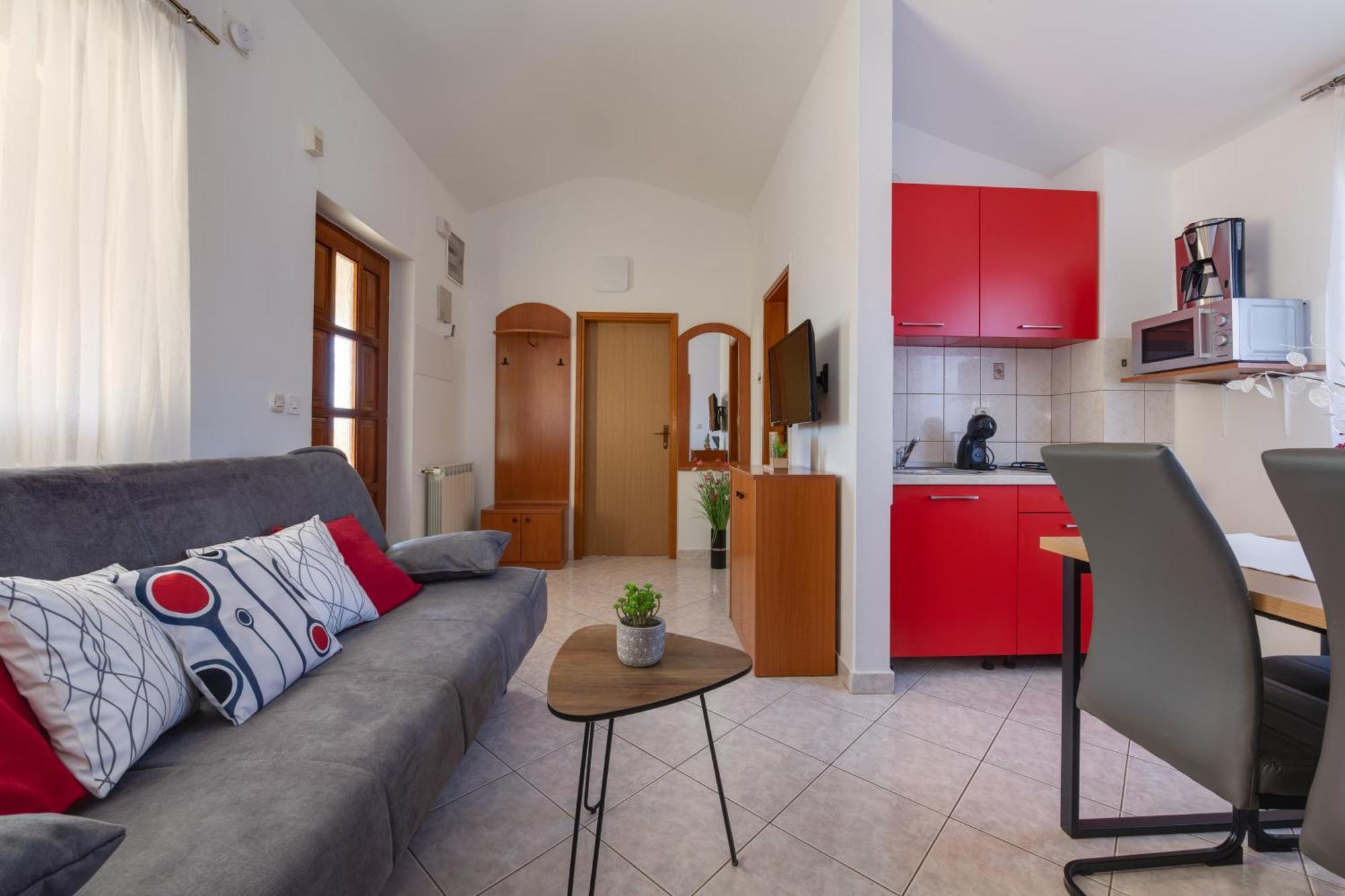 Villa Livia With Three Nice Apartments, Swimming Pool, Childrens Playground, Barbecue And Free Parking Ližnjan エクステリア 写真