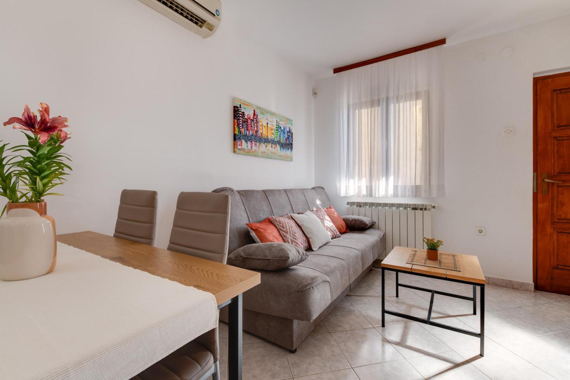 Villa Livia With Three Nice Apartments, Swimming Pool, Childrens Playground, Barbecue And Free Parking Ližnjan エクステリア 写真
