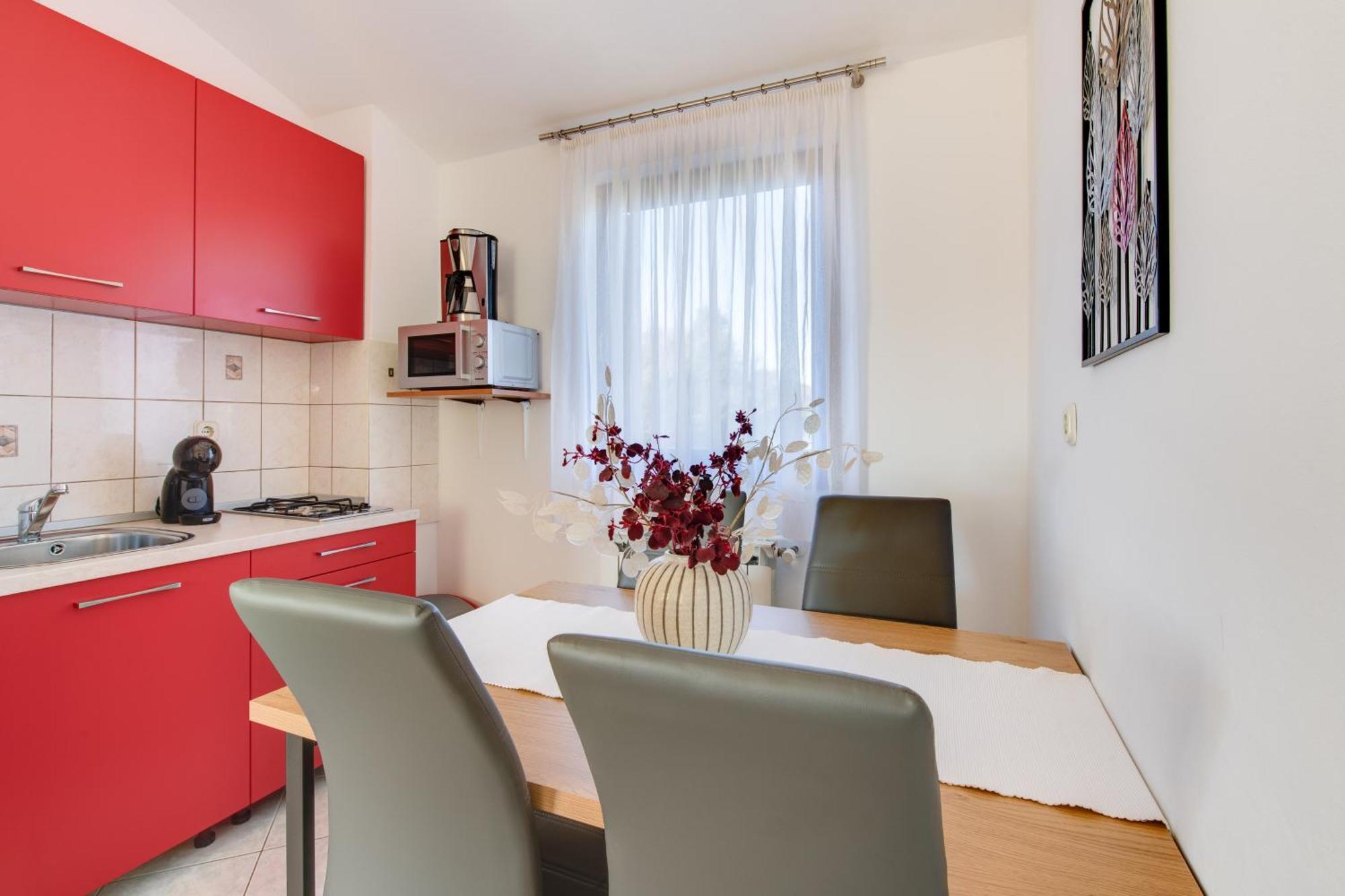 Villa Livia With Three Nice Apartments, Swimming Pool, Childrens Playground, Barbecue And Free Parking Ližnjan エクステリア 写真